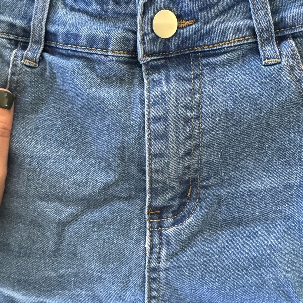 🔥 4 for $20 DEAL 🔥  High-Waisted Distressed Denim Shorts - Size L - Picture 4 of 8